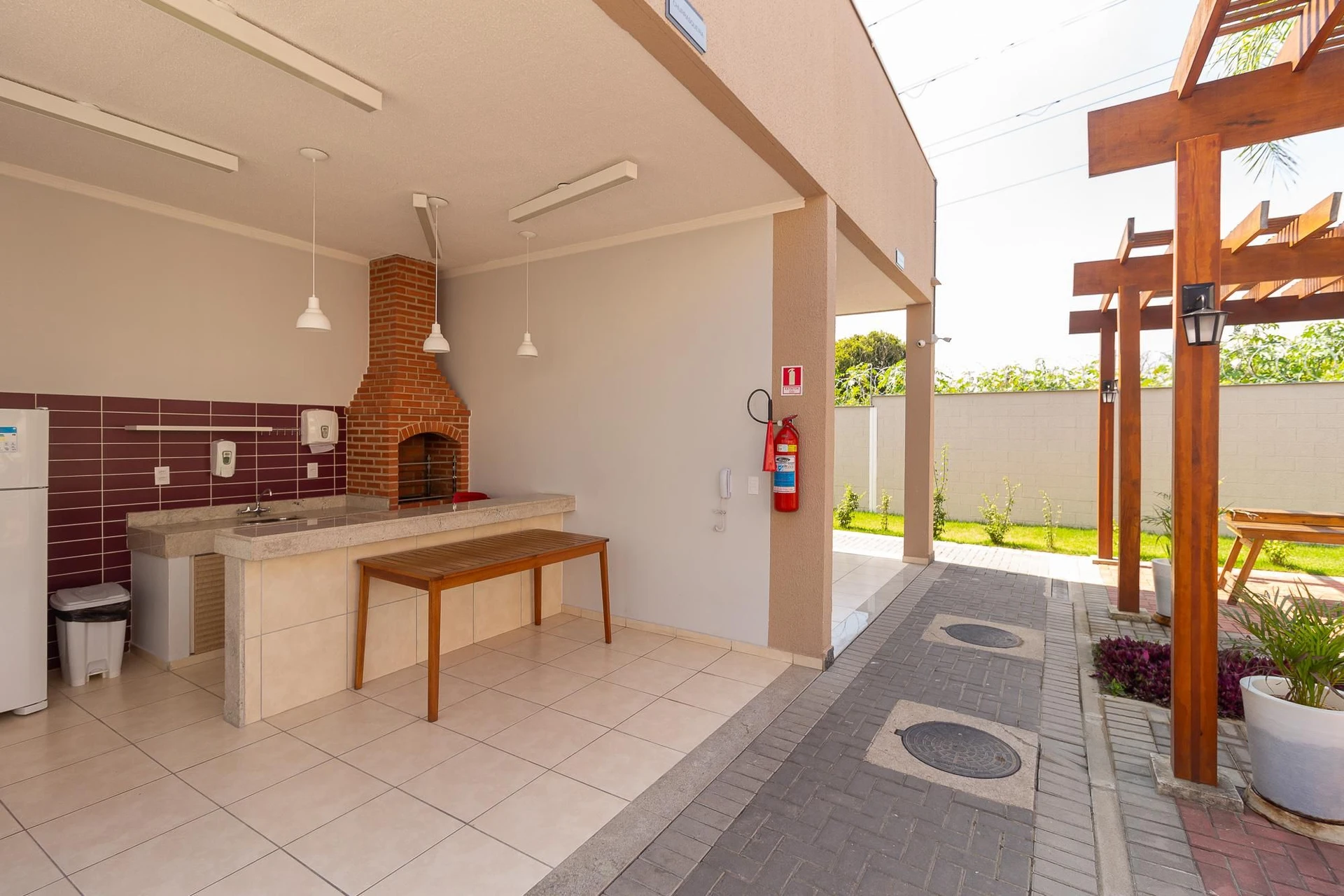 Apartamento com 2 quartos e box de vidro no banheiro — photo 12