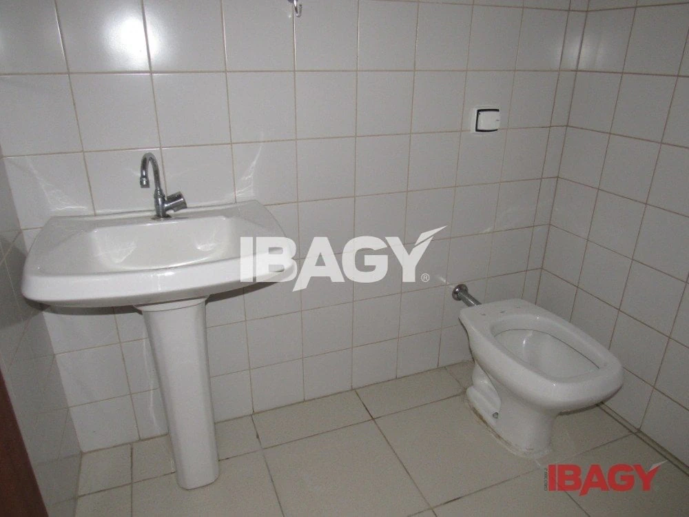 143 m² unfurnished apartment with 3 bedrooms — photo 12