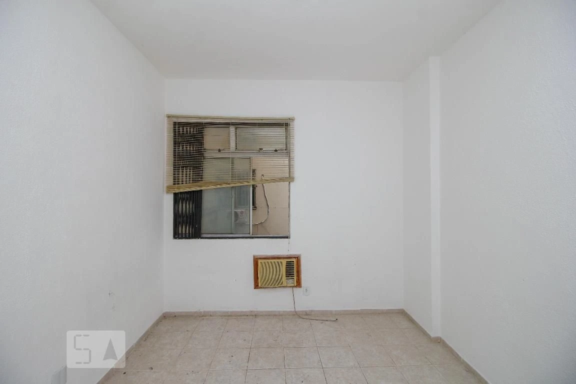 1-bedroom apartment with kitchenette and stove — photo 11