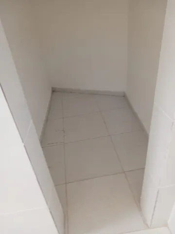 Unfurnished 3-bedroom apartment with a laundry area — photo 11