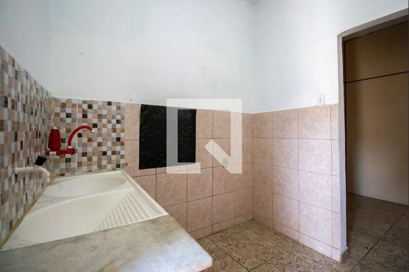 Unfurnished 40 m² studio with a separate kitchen