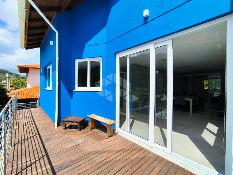 4-bedroom house with floor-to-ceiling windows — photo 49