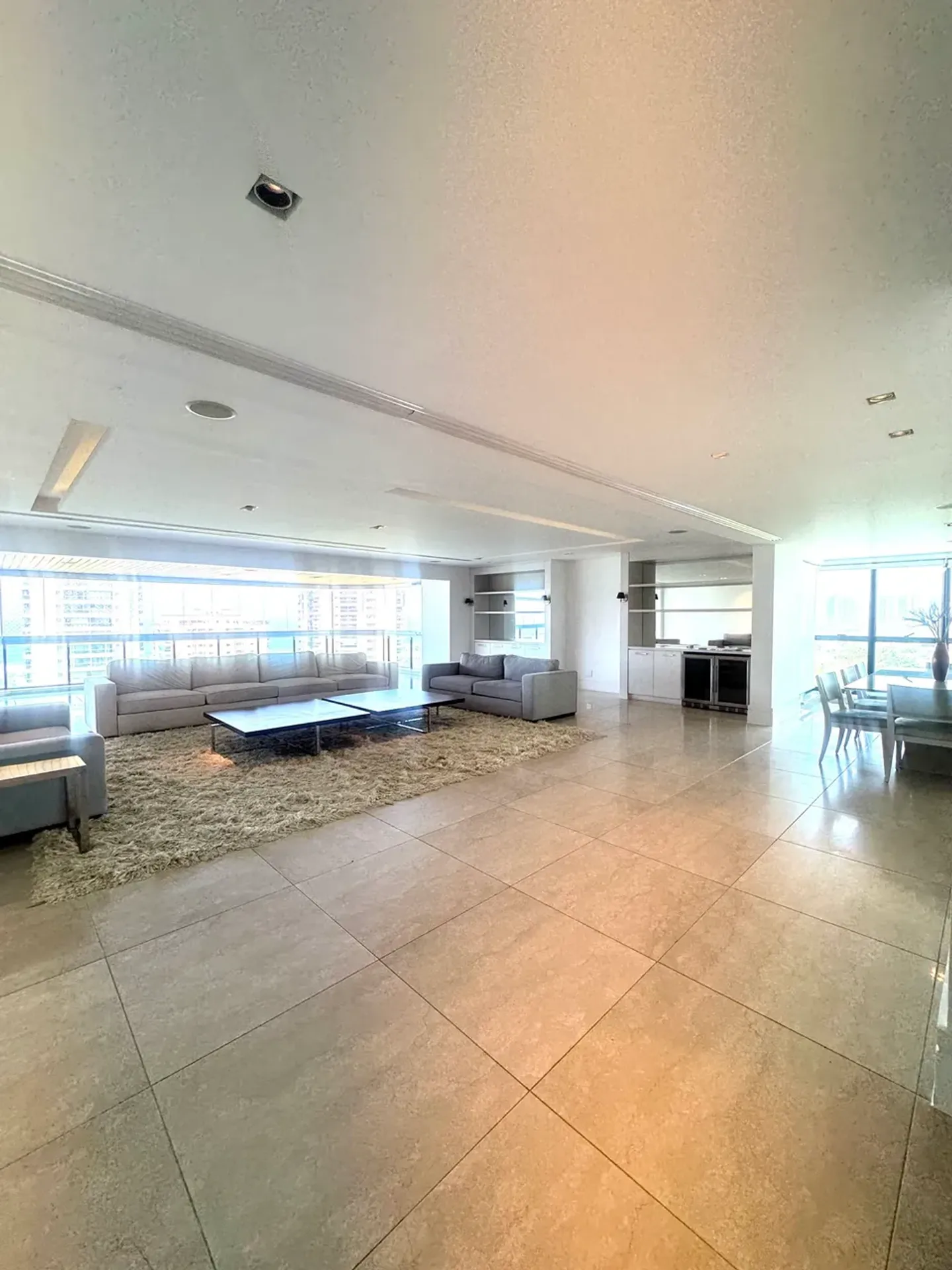 335 m² apartment with a glass-enclosed balcony and a jacuzzi — photo 8