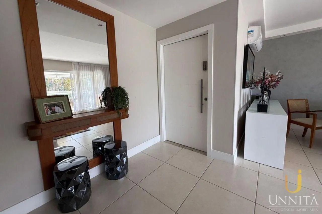 Apartamento residencial con balcón acristalado y vistas — photo 14