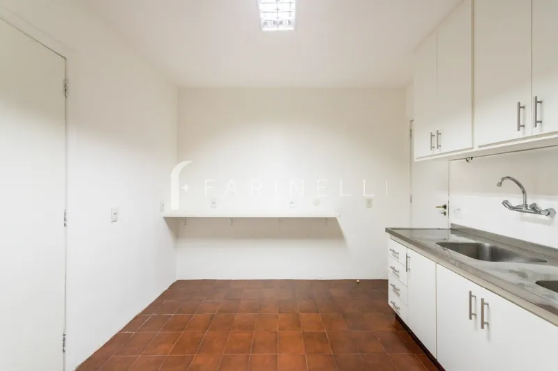Home office in a 4-bedroom apartment, 196 m² — photo 12