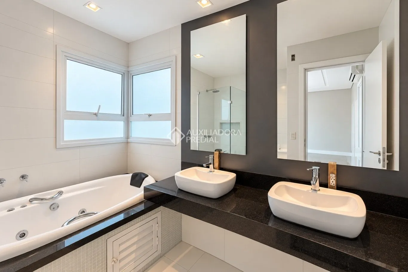 Bathtub in a 4-bedroom house, 280 m² — photo 3