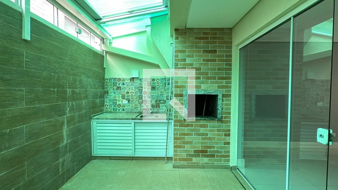 3-bedroom house with a glass-enclosed balcony in Curitiba — photo 12