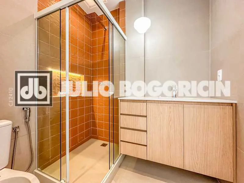 Walk-in closet in a 3-bedroom apartment, 110 m² — photo 27
