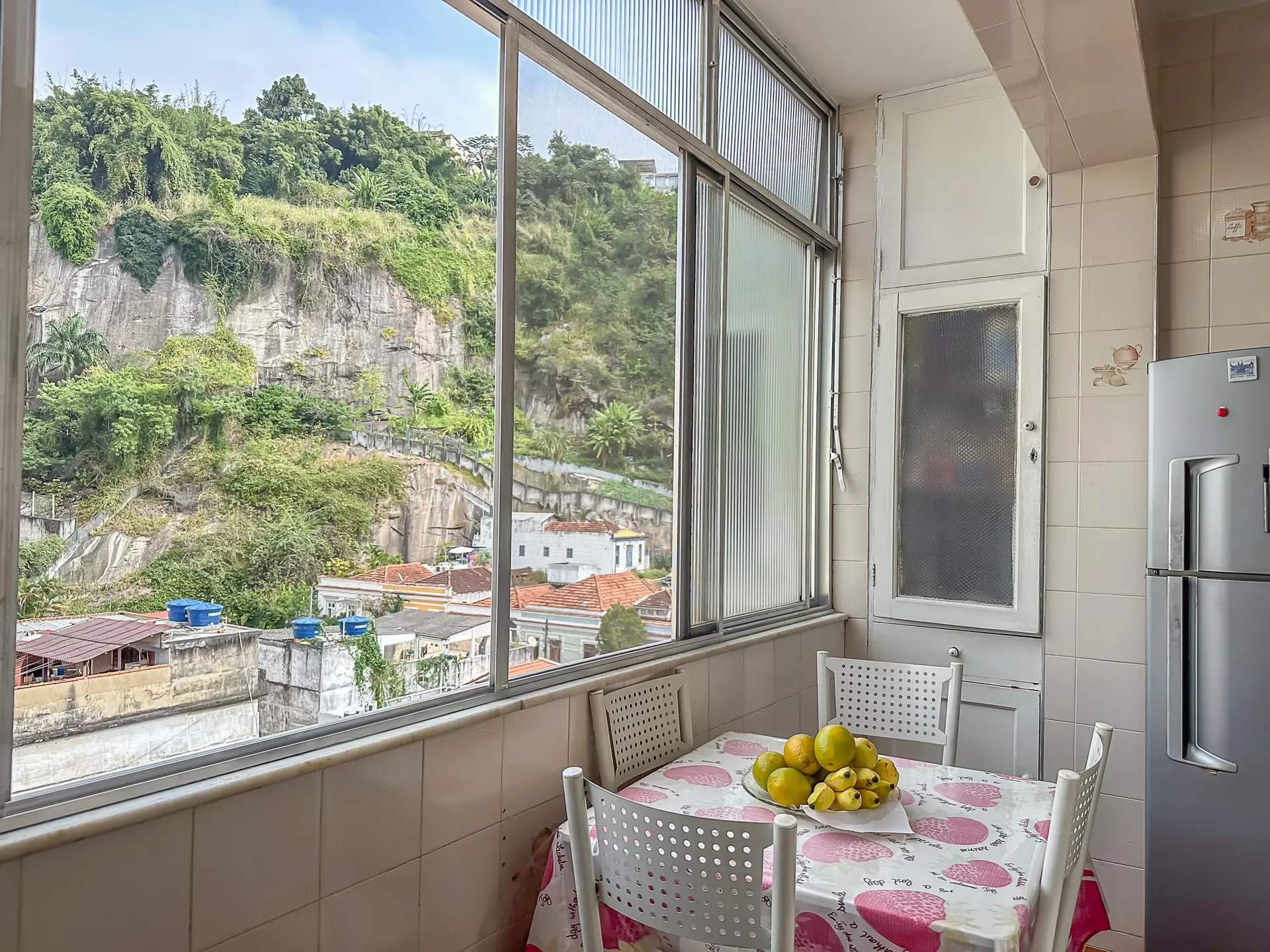 Furnished 2-bedroom apartment with a balcony — photo 40