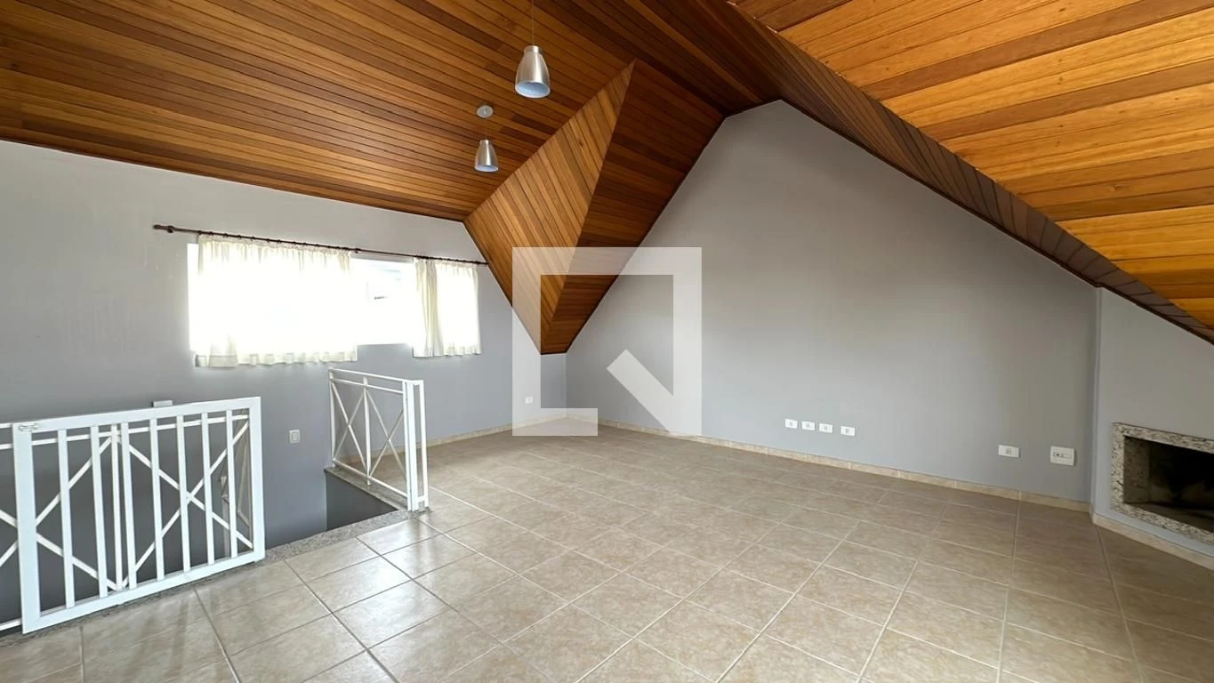 3-bedroom house with a glass-enclosed balcony in Curitiba — photo 5