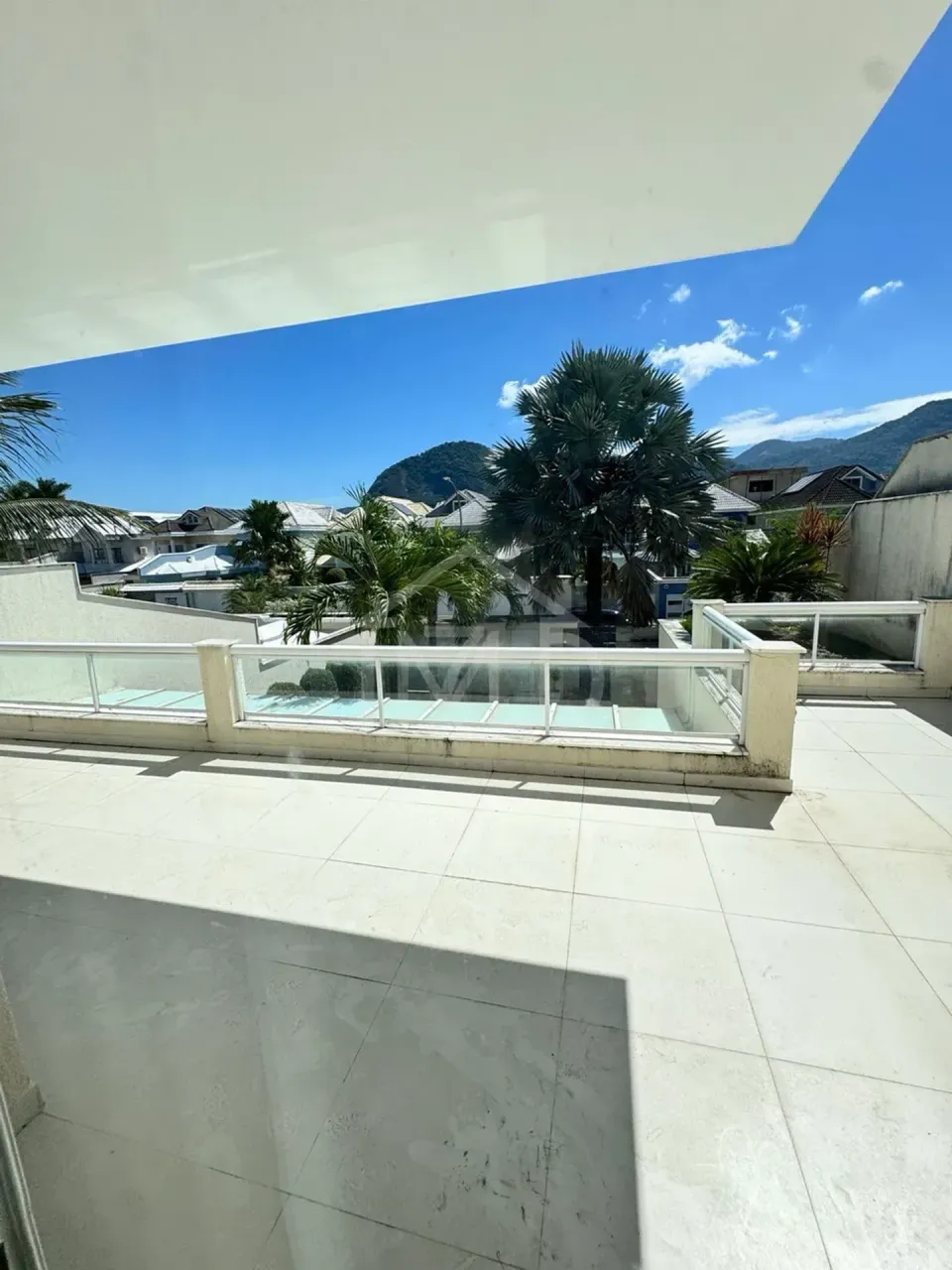 House 390 m² with 5 bedrooms and an open-plan kitchen — photo 6