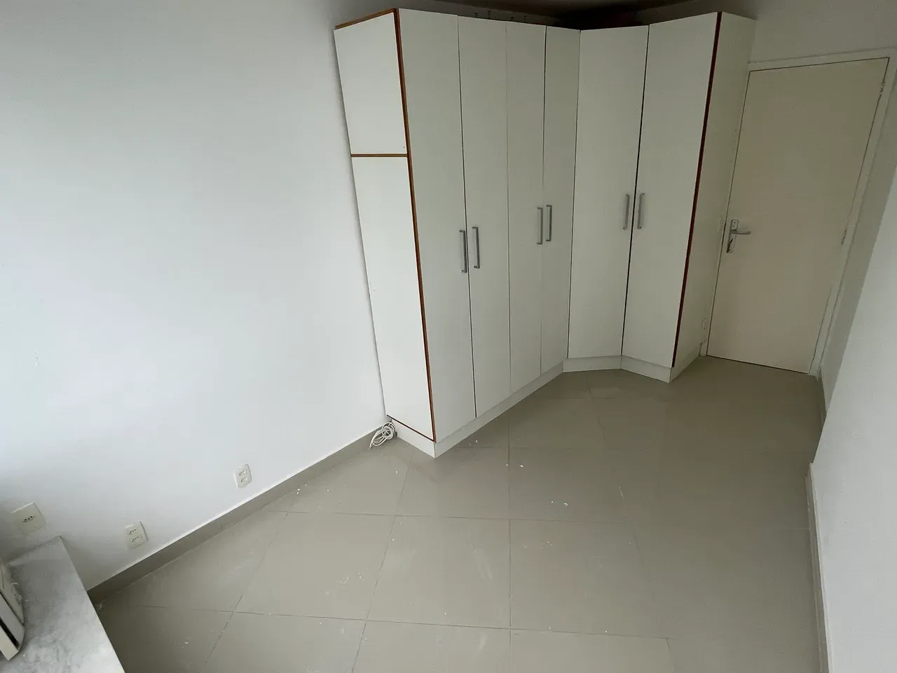 Unfurnished apartment with floor to ceiling windows — photo 30