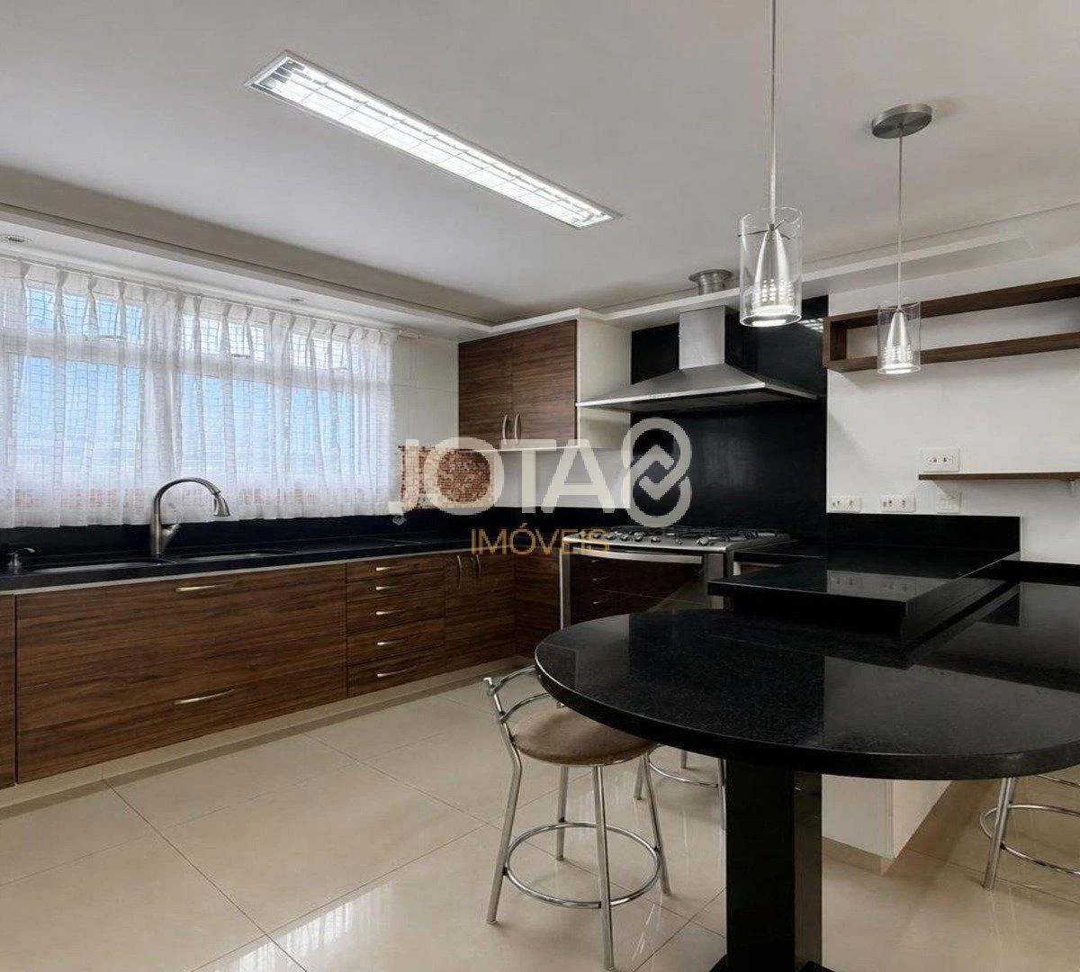 4-bedroom house with a glass-enclosed balcony in Curitiba — photo 5