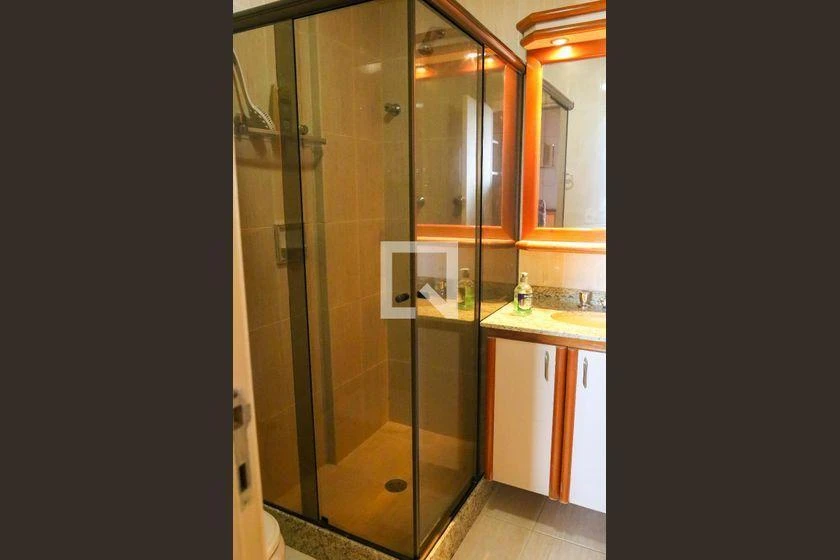 3-bedroom apartment with a suite and glass-enclosed showers — photo 16