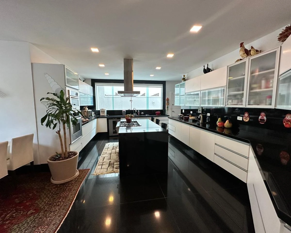 Засклений балкон та 7 спалень: будинок 1000 м² — photo 12