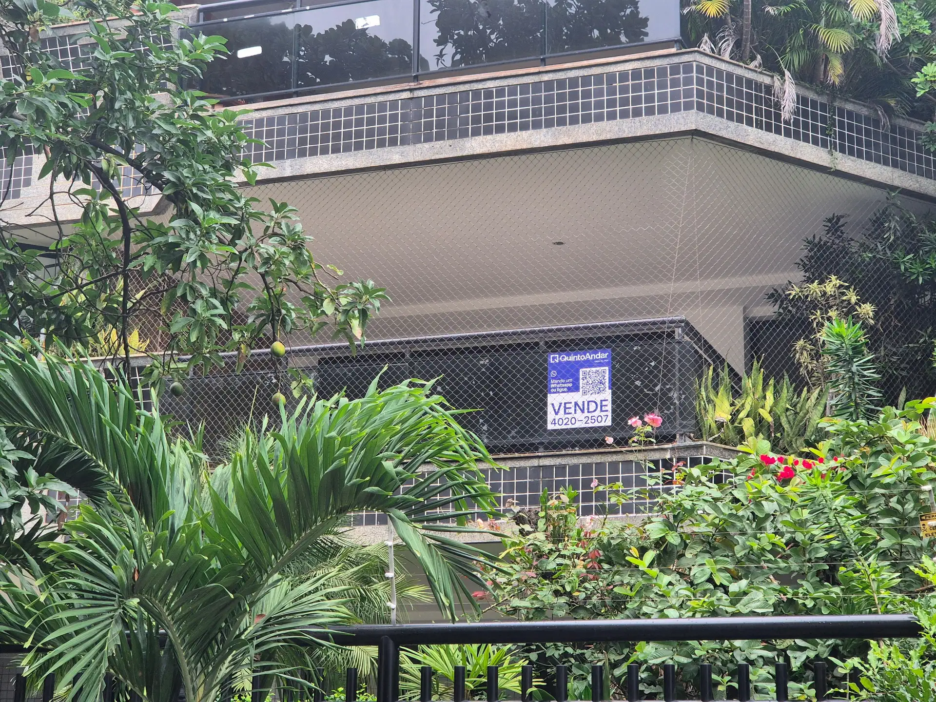 4-bedroom apartment with 3 bathrooms and a balcony — photo 56