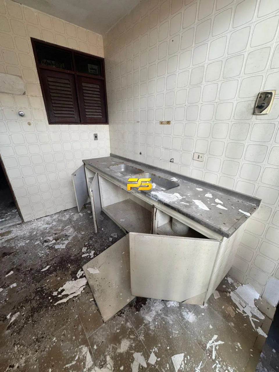 Casa comercial com 5 quartos, 5 banheiros e 680 m²