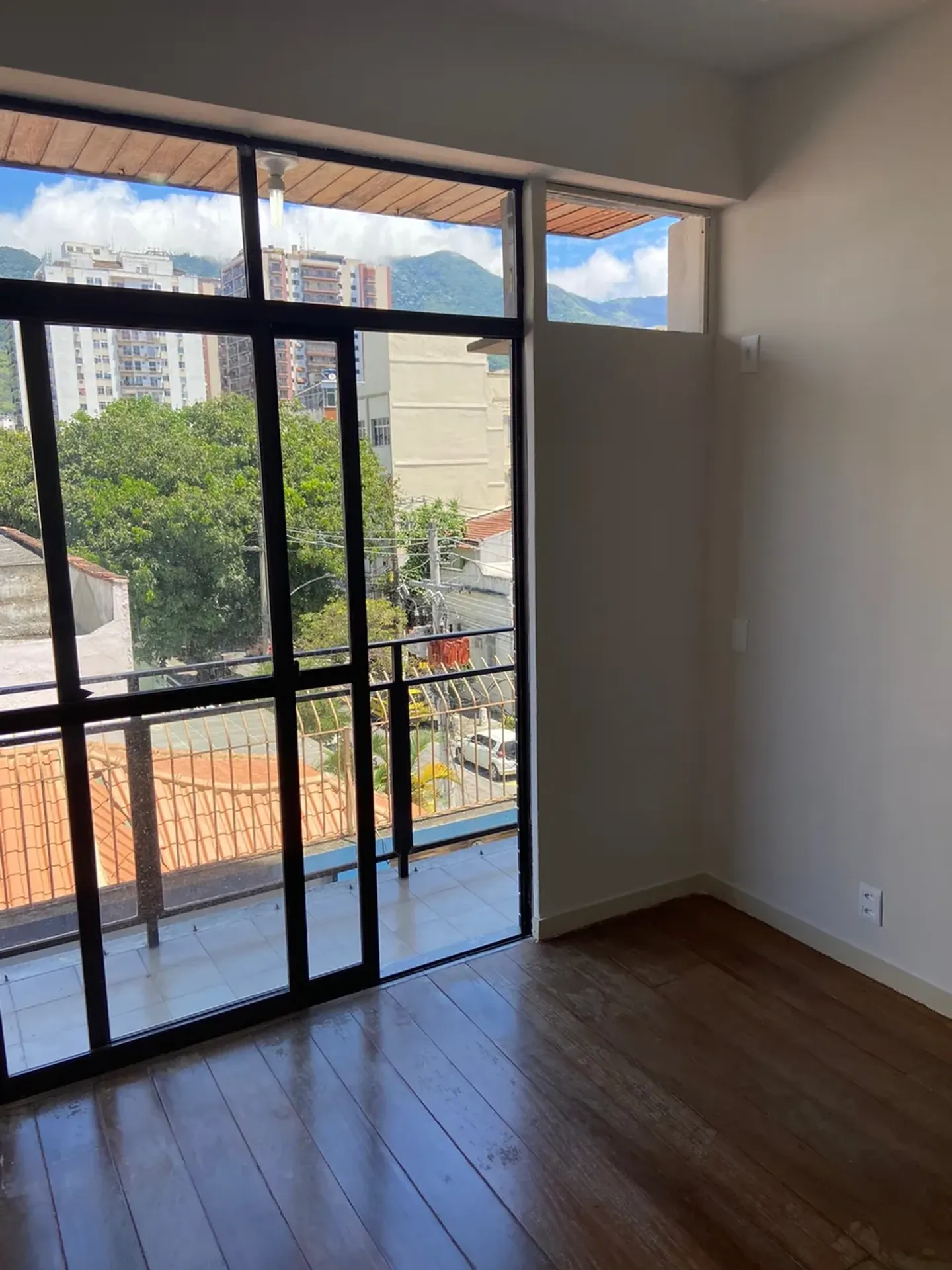 Wood or laminate floors in a 2-bedroom apartment, 70 m² — photo 9
