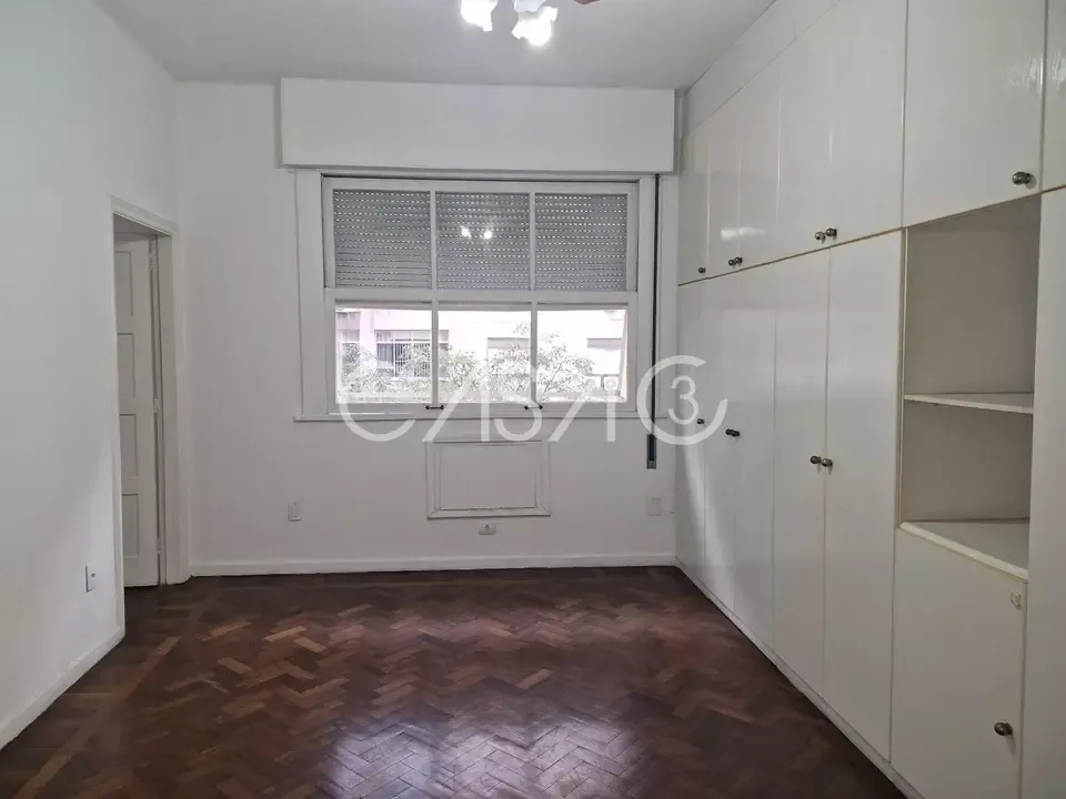 Apartamento com 4 quartos e cozinha fechada com fogão — photo 6
