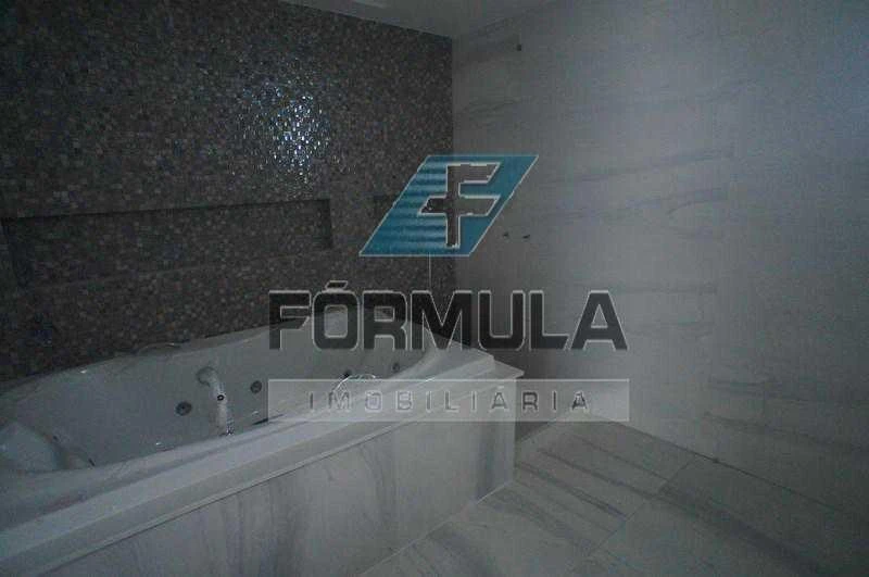 4-bedroom house with a bathtub — photo 16