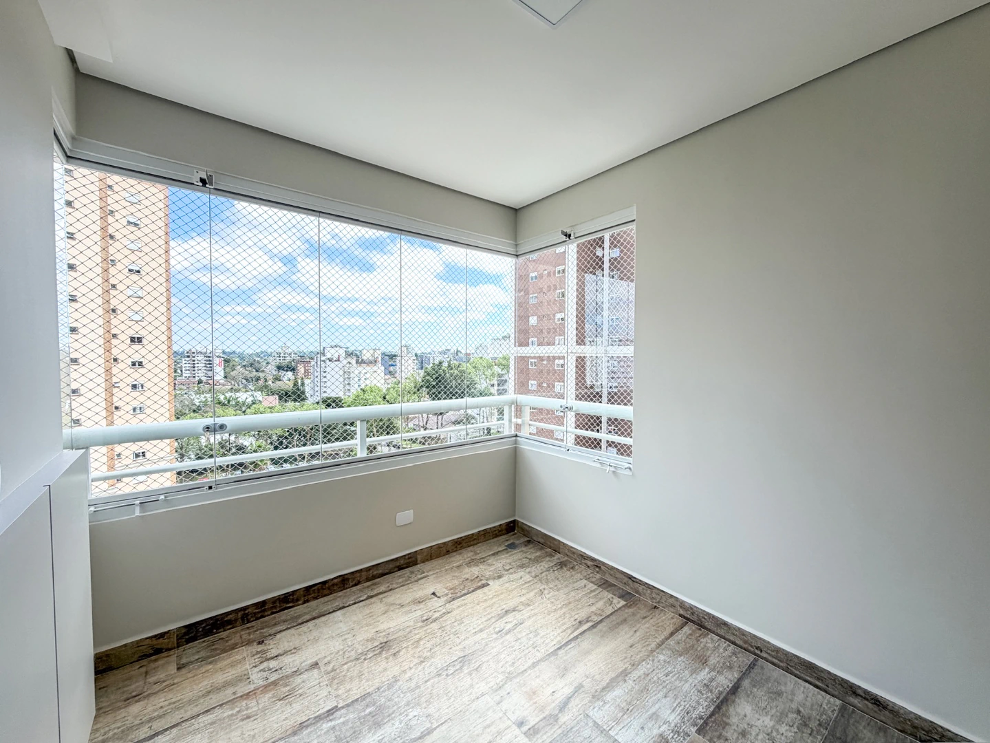 Floor-to-ceiling windows in a 3-bedroom apartment, 106 m² — photo 9