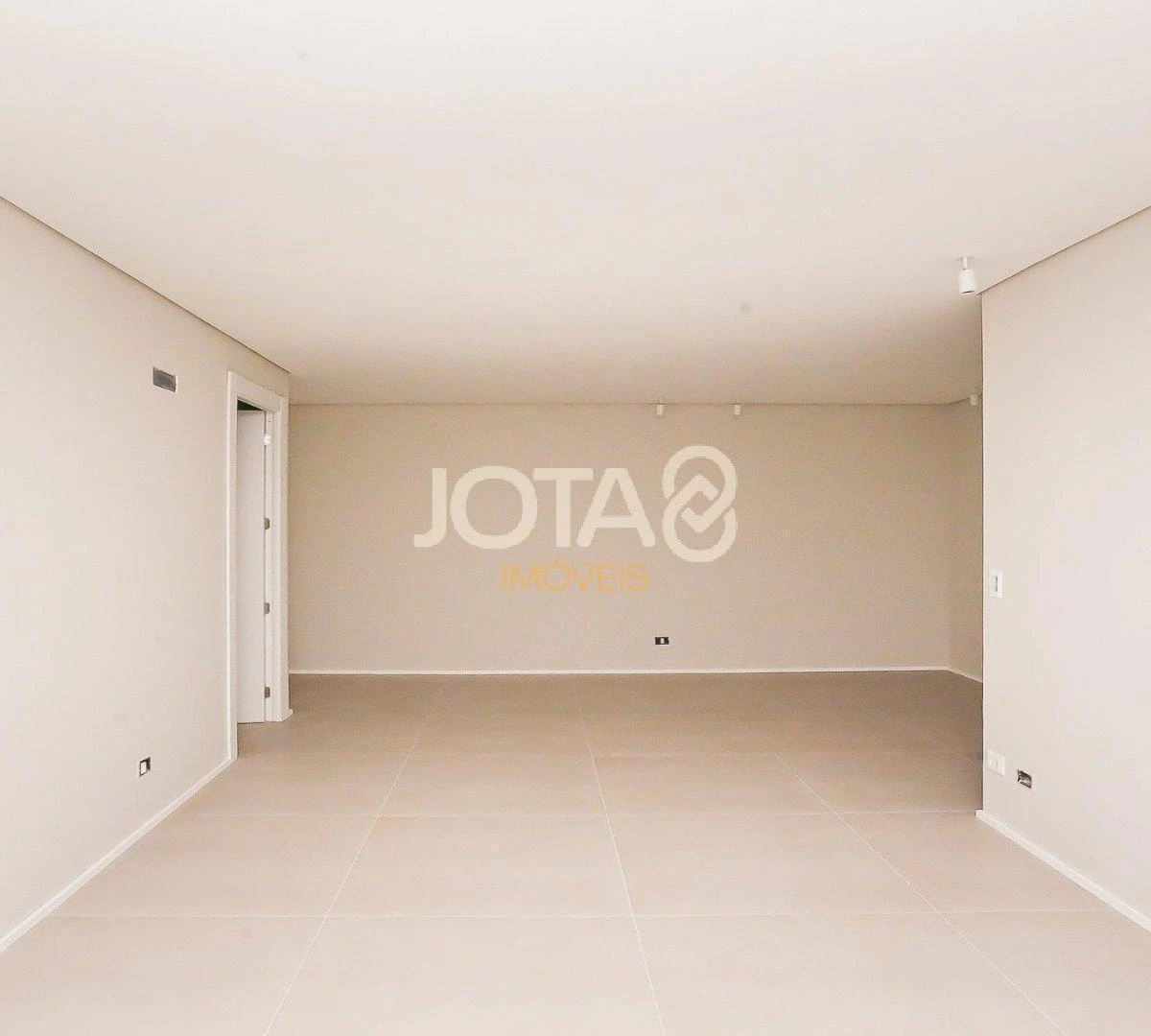 Balcony with a grill in a 3-bedroom apartment, 143 m² — photo 37