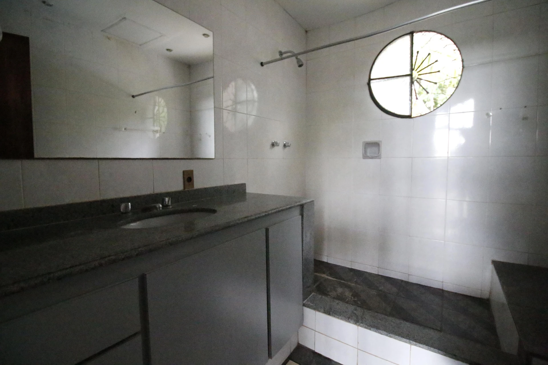 500 m² house with floor-to-ceiling windows and a bathtub — photo 49
