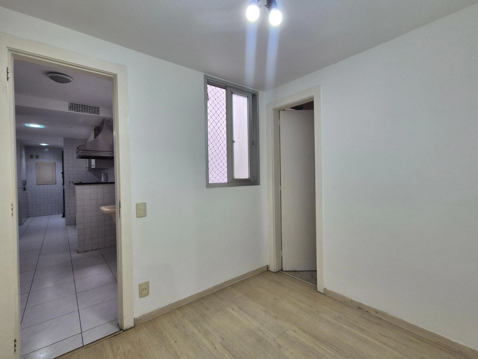 4-bedroom apartment with 3 bathrooms and a balcony — photo 50