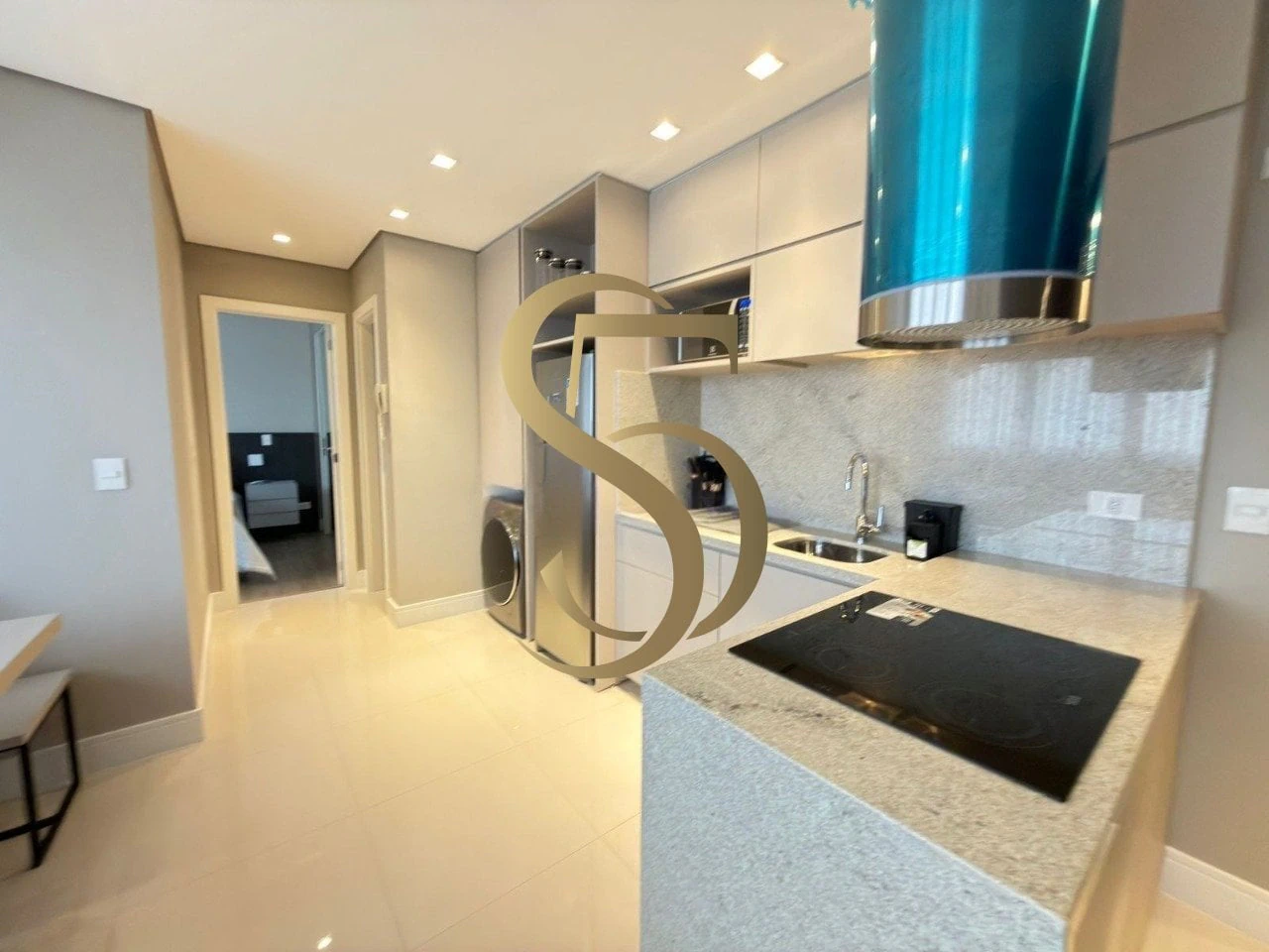 One-bedroom apartment with a washing machine — photo 2