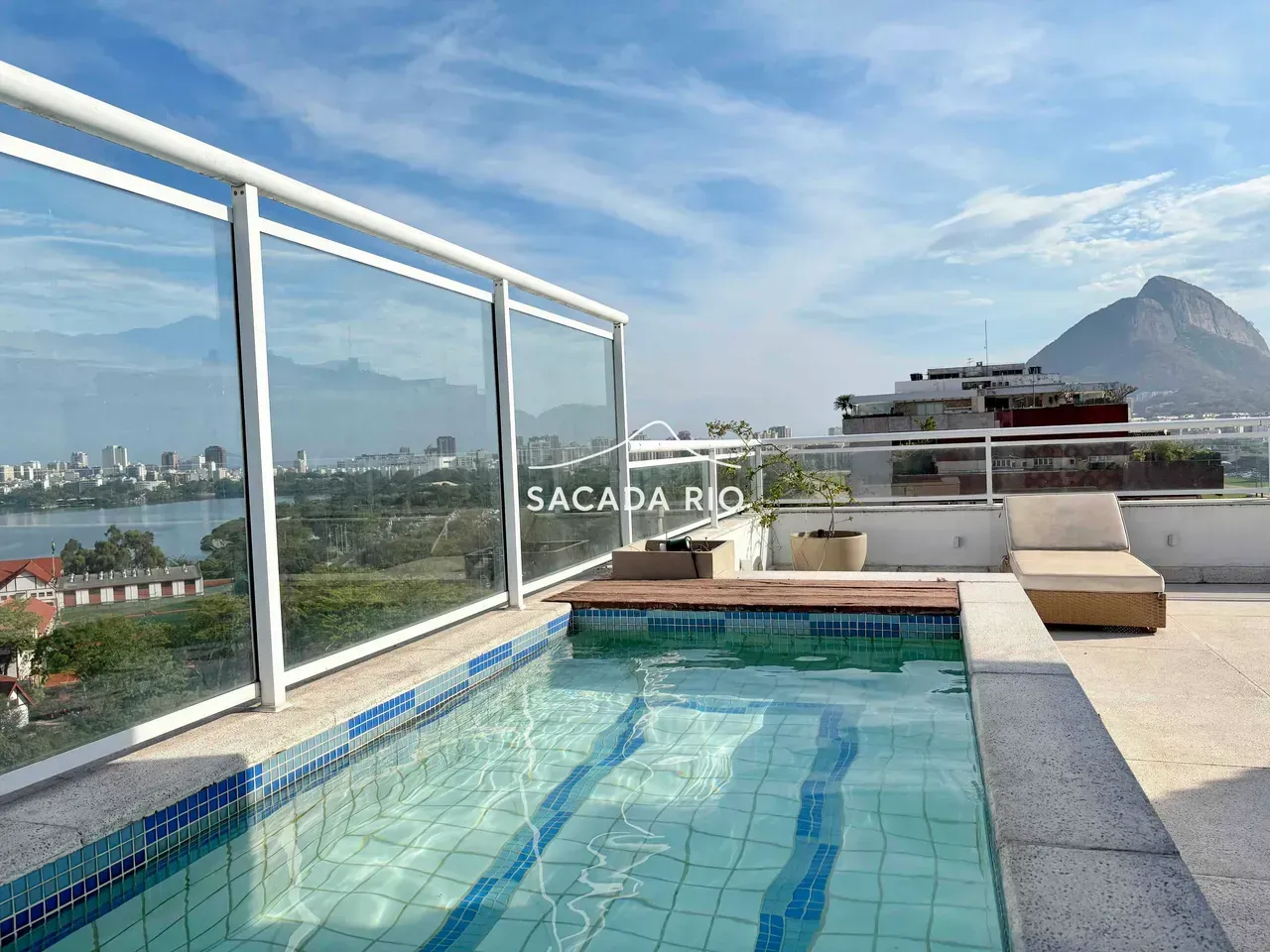 Floor-to-ceiling windows in a 3-bedroom apartment, 200 m²