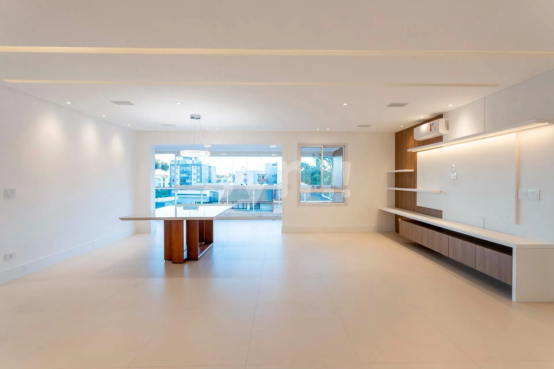 256 m² apartment with 3 en-suite bedrooms and enclosed balcony — photo 3