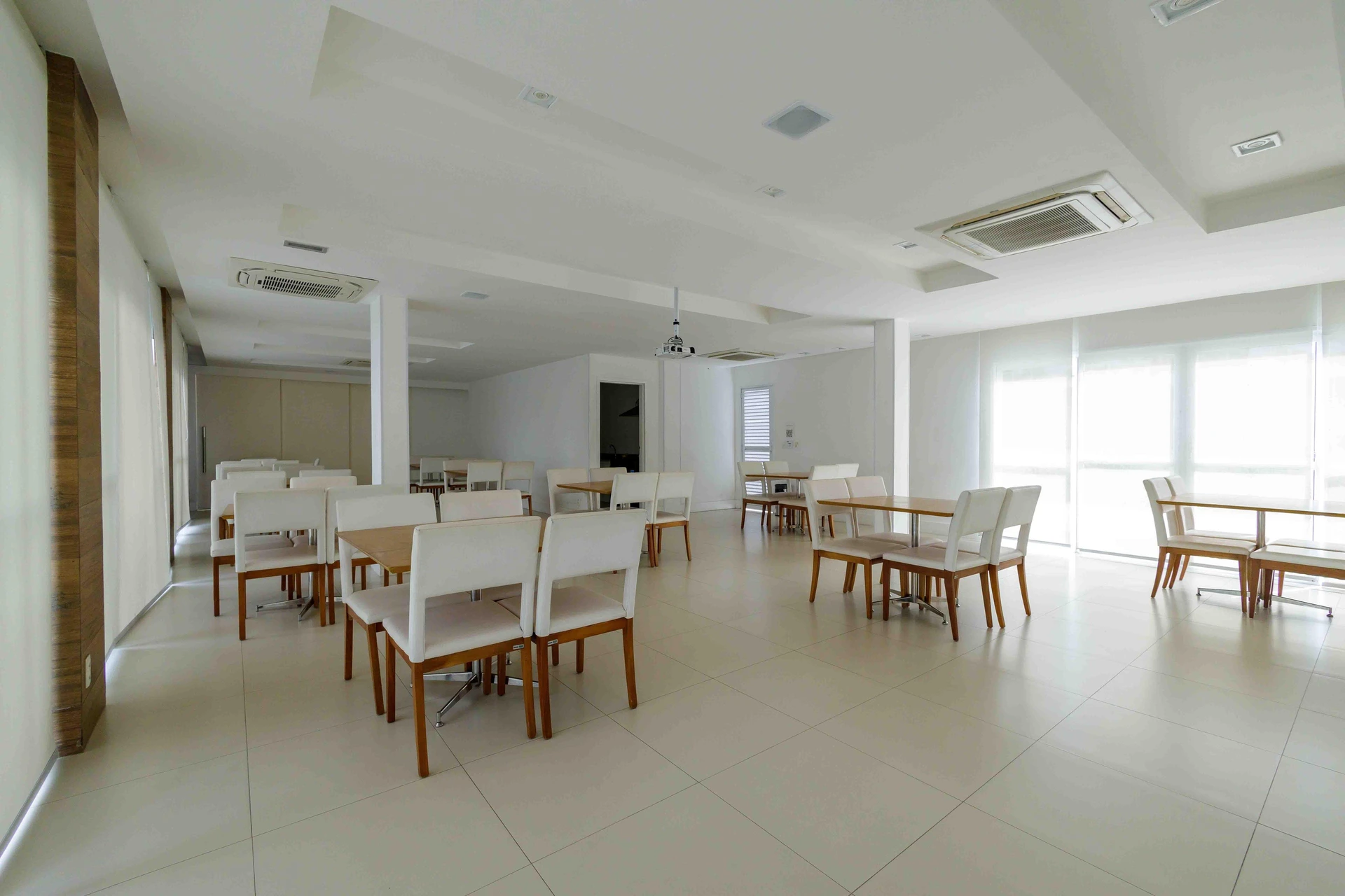 2-bedroom apartment with an enclosed, floor-to-ceiling balcony — photo 3