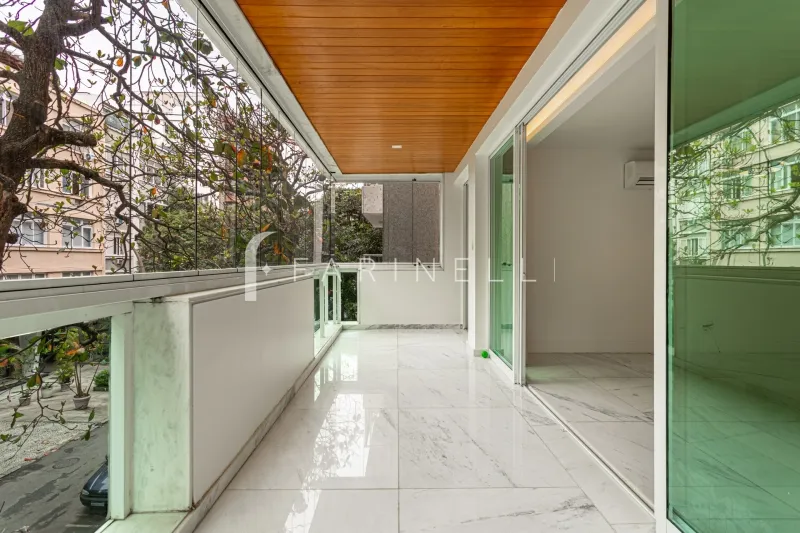 Glass-enclosed balcony in a 3-bedroom apartment, 136 m² — photo 4
