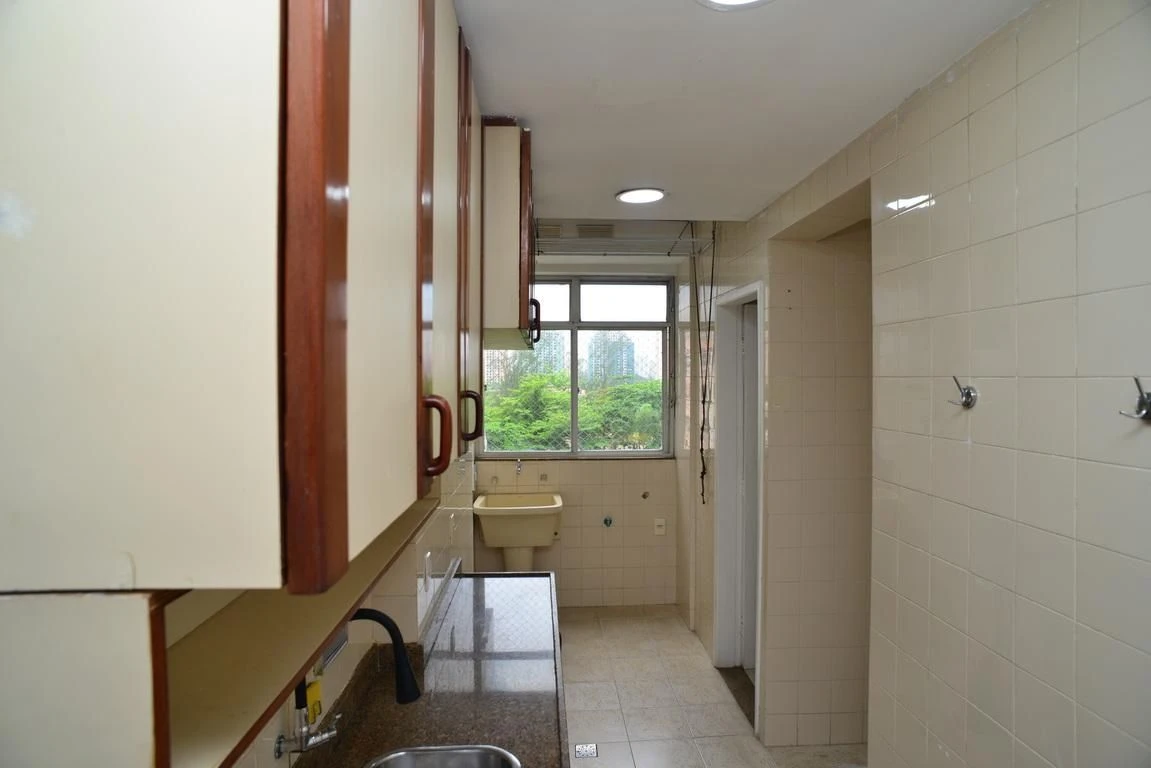 Rental apartment with 2 bedrooms and a glass balcony — photo 17