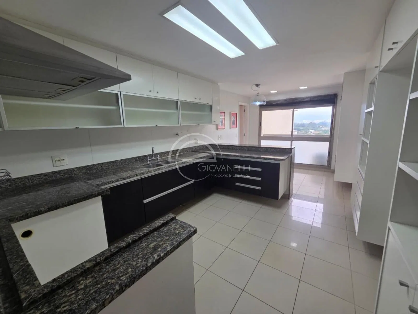 4-bedroom apartment with an enclosed gourmet balcony — photo 19