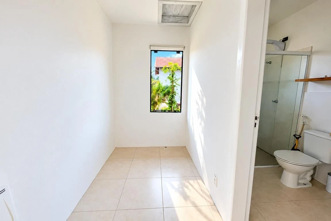 Balcony with a grill in a 2-bedroom house, 130 m² — photo 19