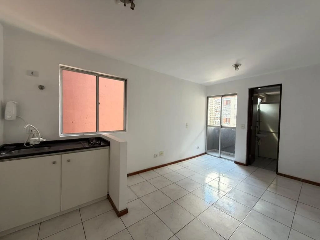 Kitnet de 32 m² com sala/quarto conjugados e 1 banheiro