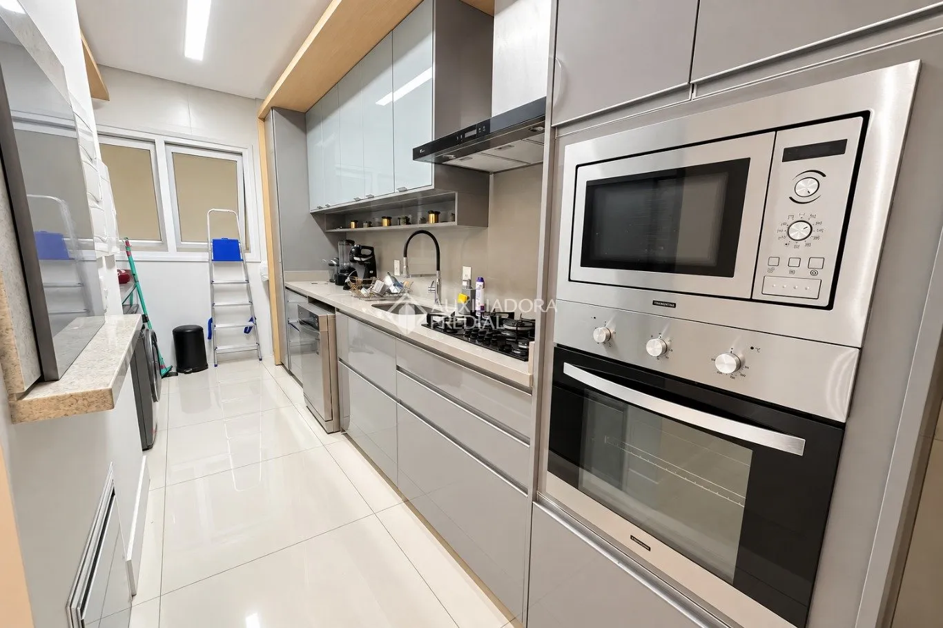 Balcony with a grill in a 2-bedroom apartment, 172 m² — photo 2