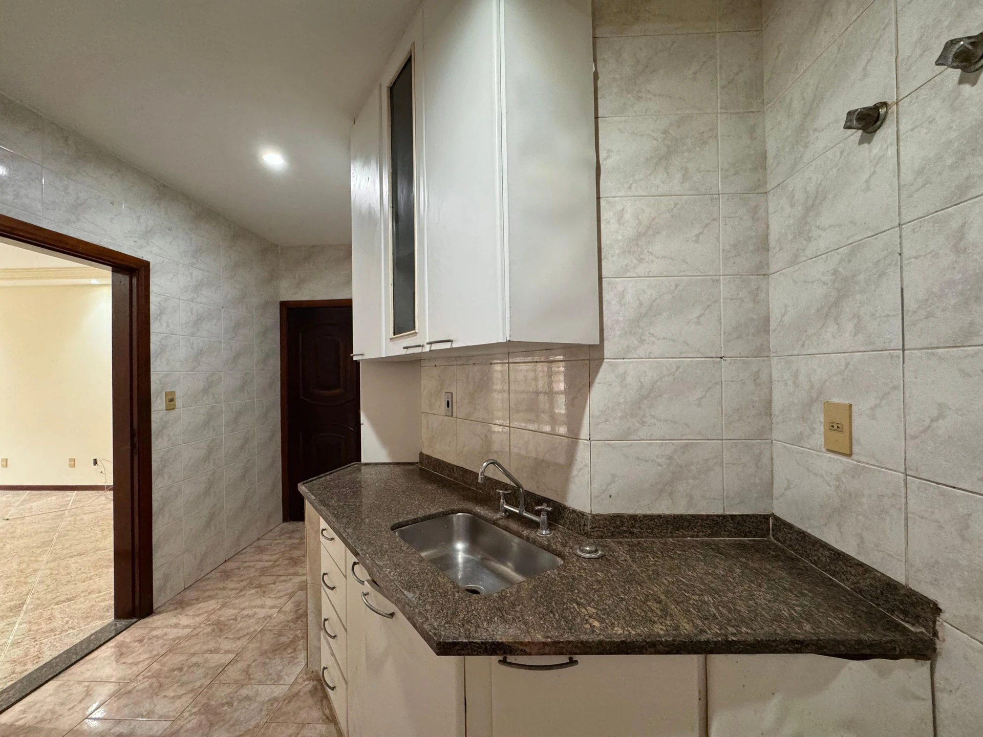 Unfurnished 3-bedroom apartment with enclosed balcony — photo 20