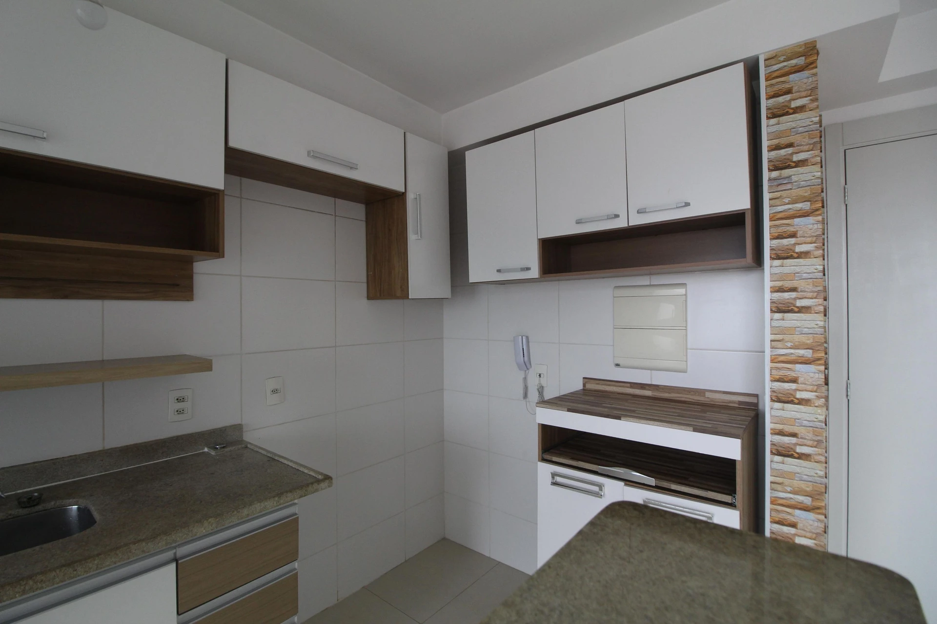 Квартира с 2 спальнями, балконом и бассейном в доме — photo 29