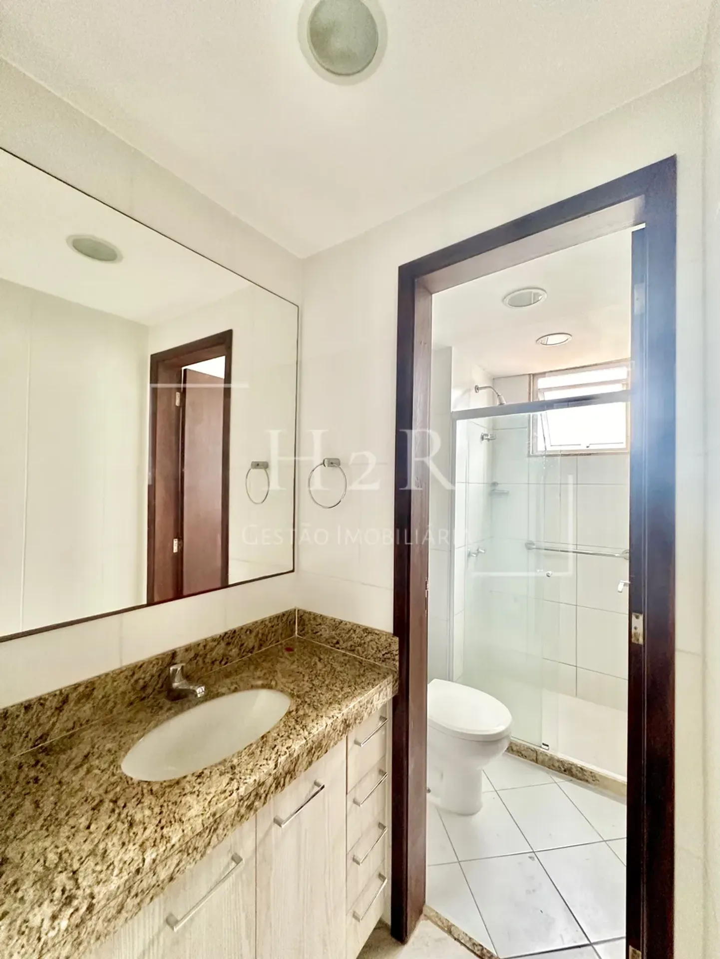 Furnished 3-bedroom apartment with balcony — photo 28