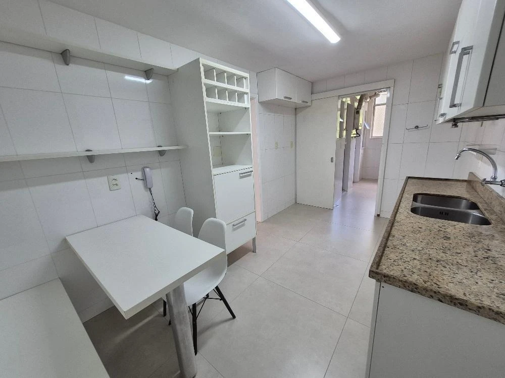 3-bedroom apartment with a mountain view in Rio de Janeiro — photo 2