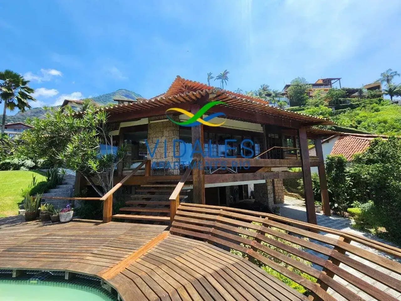 House with 4 bedrooms and 5 bathrooms plus outdoor areas — photo 3