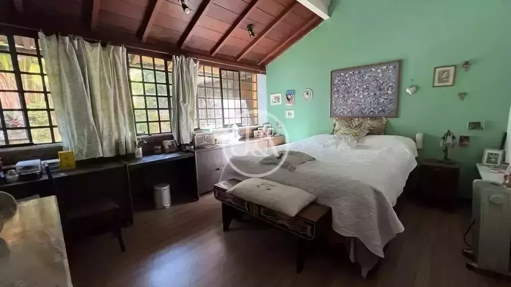 House with 4 bedrooms and a gas stove — photo 4