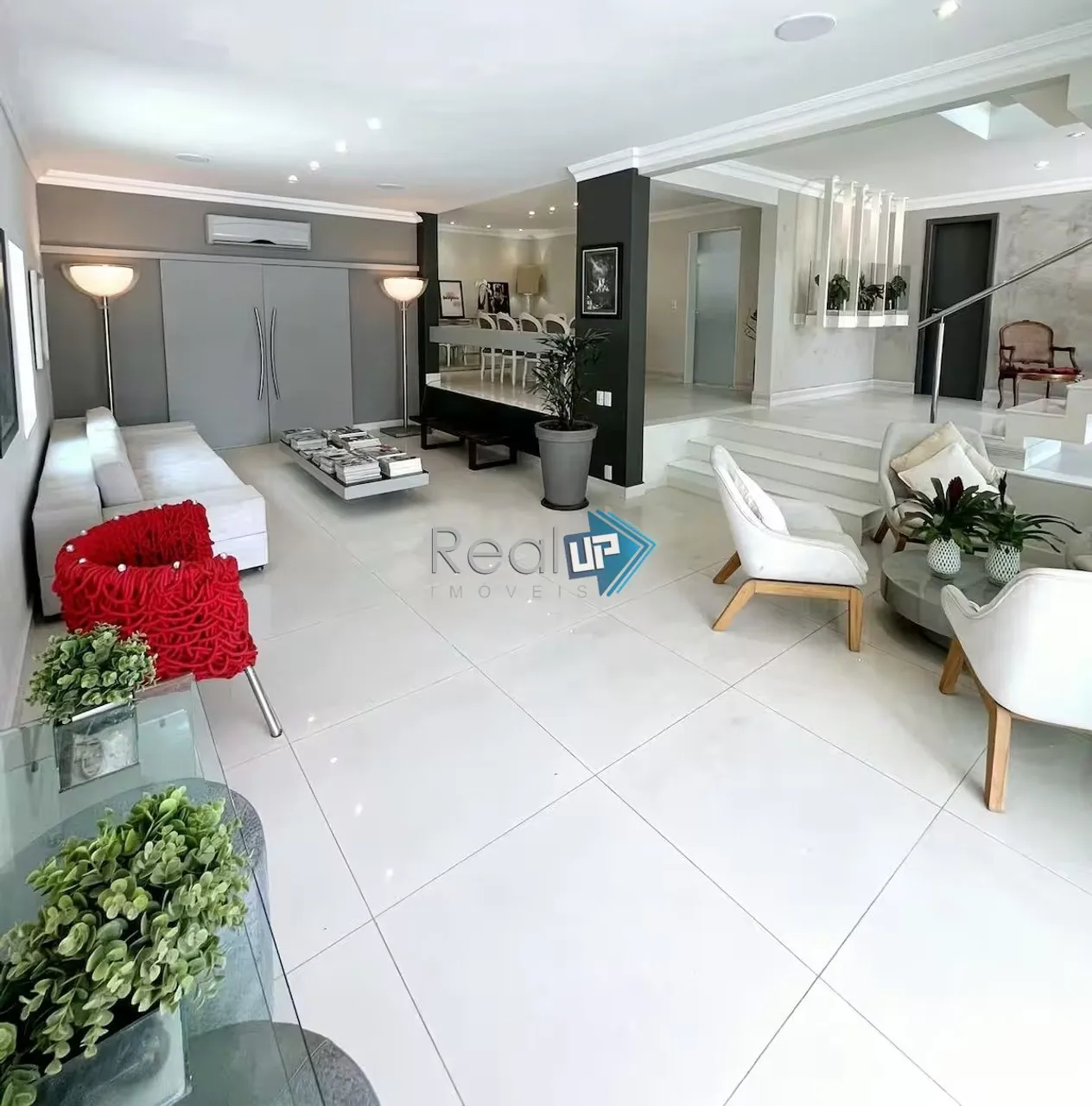 Furnished 3-bedroom house with 5 bedrooms and a balcony