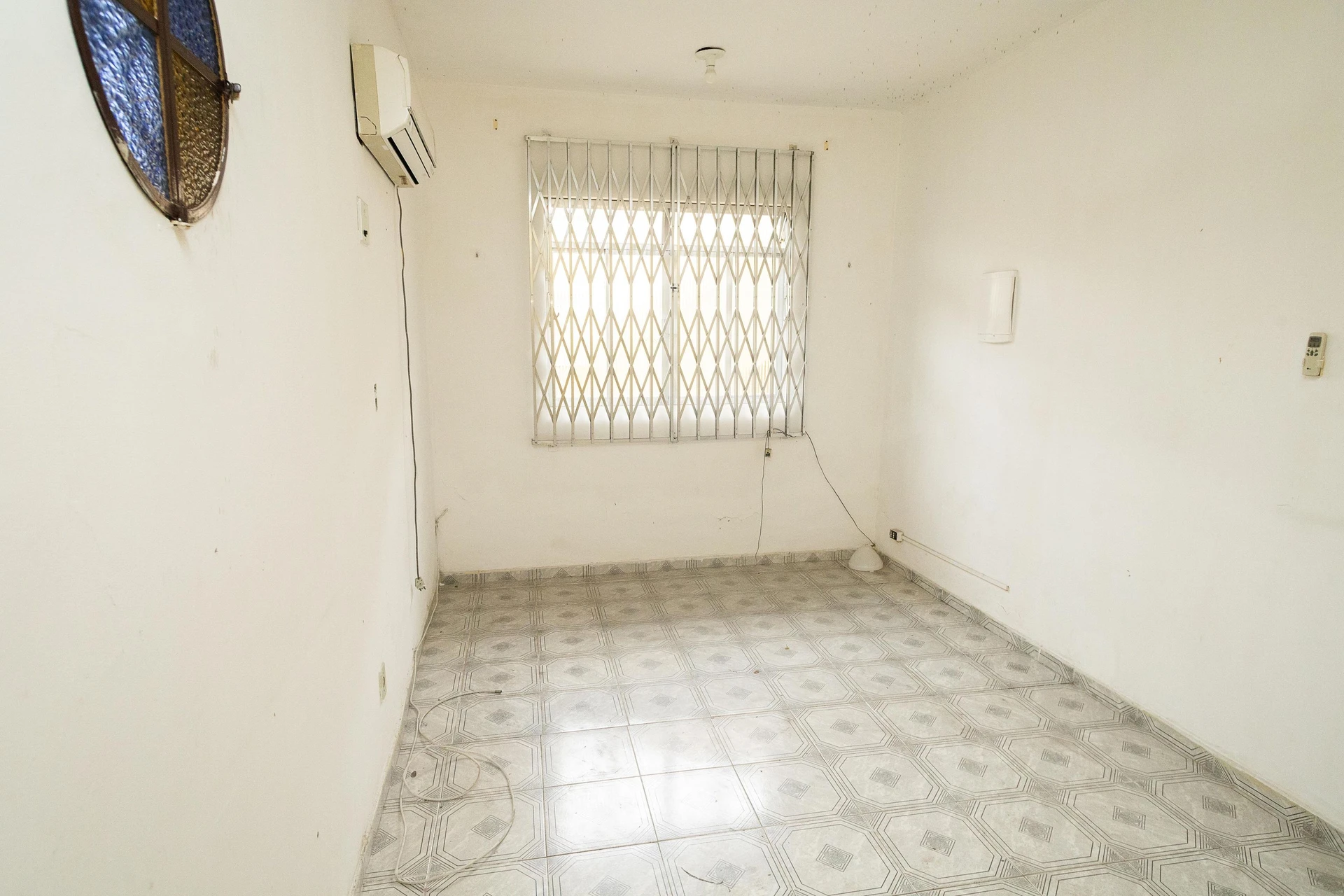 House with 3 bedrooms, 1 en-suite, and private yard — photo 3