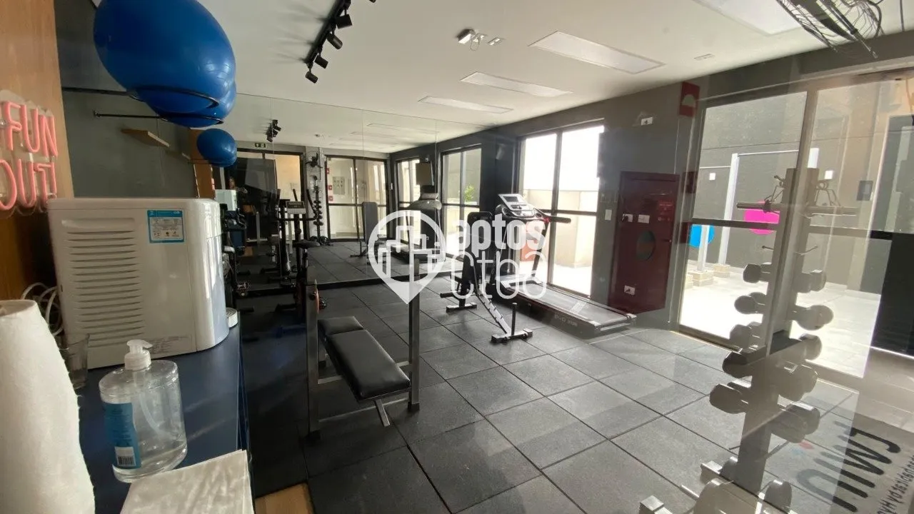 One-bedroom apartment in a building with a gym — photo 13