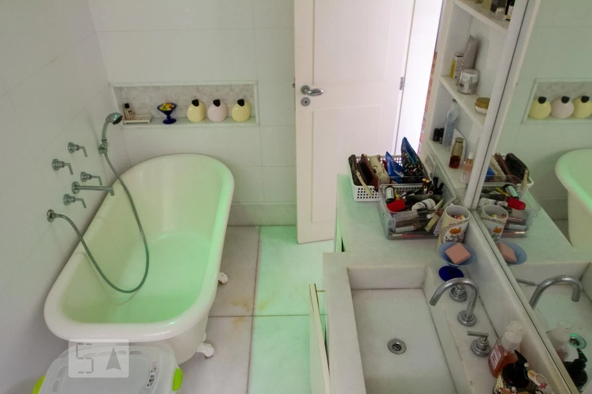 Furnished apartment with 3 bedrooms and 148 m² — photo 41