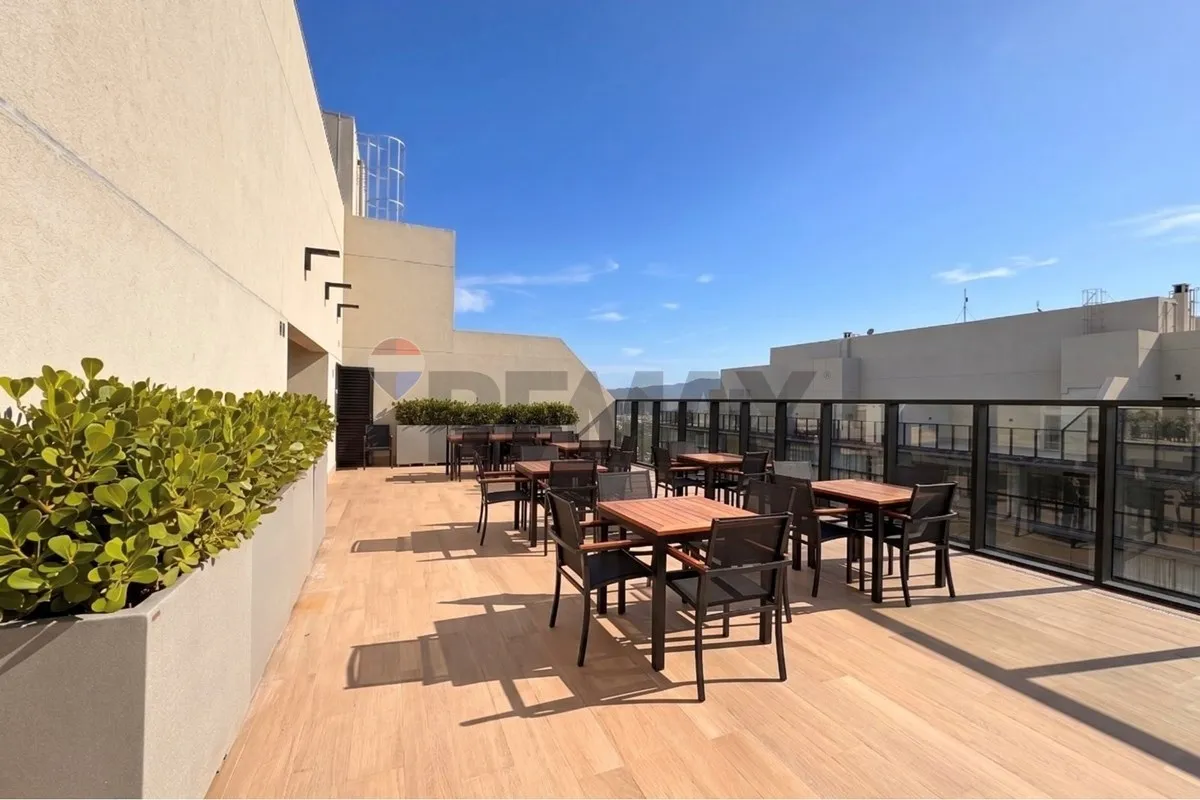 Glass-enclosed balcony in a 3-bedroom apartment, 119 m² — photo 4