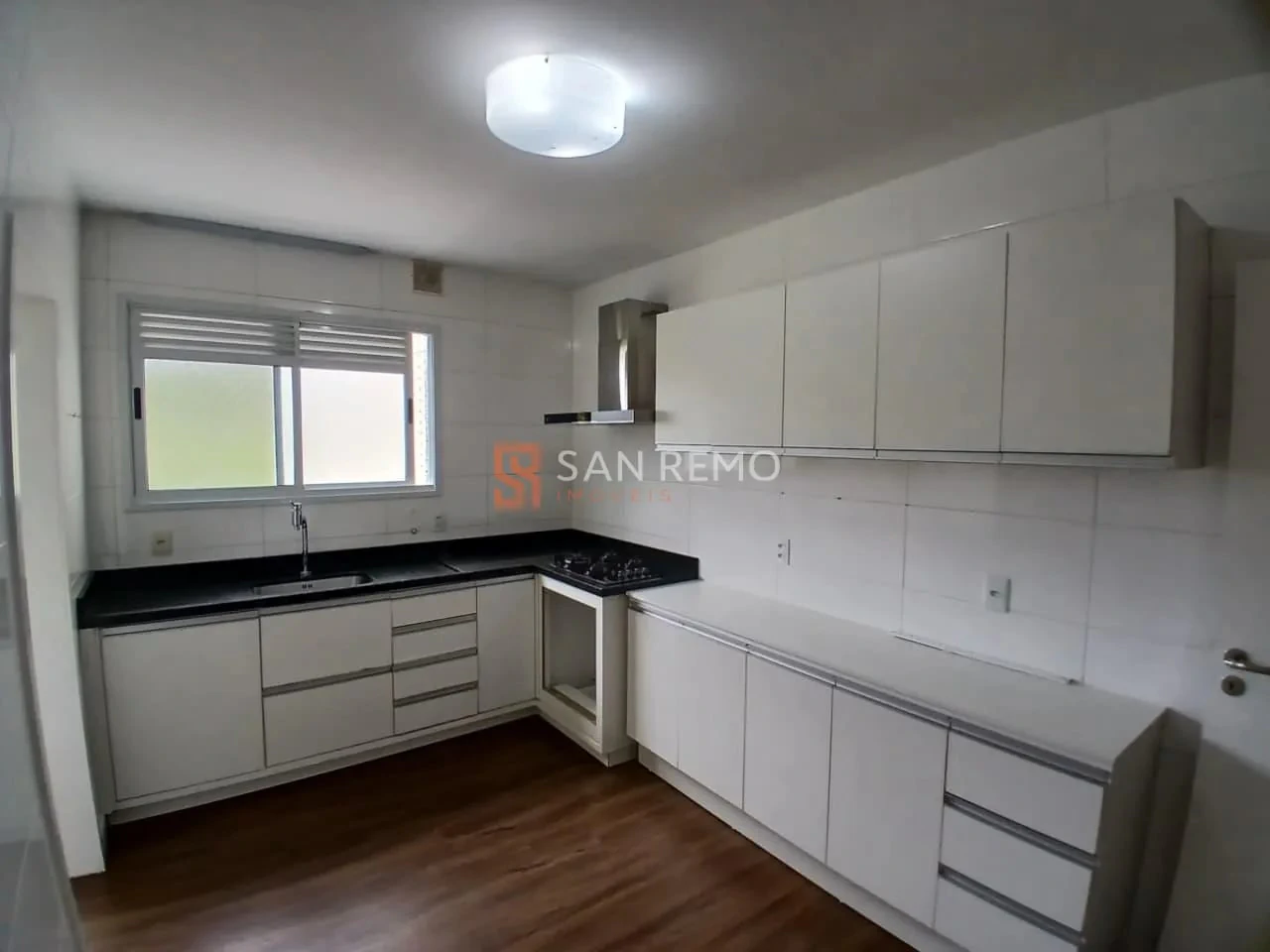 3-bedroom apartment in a building with a pool — photo 5